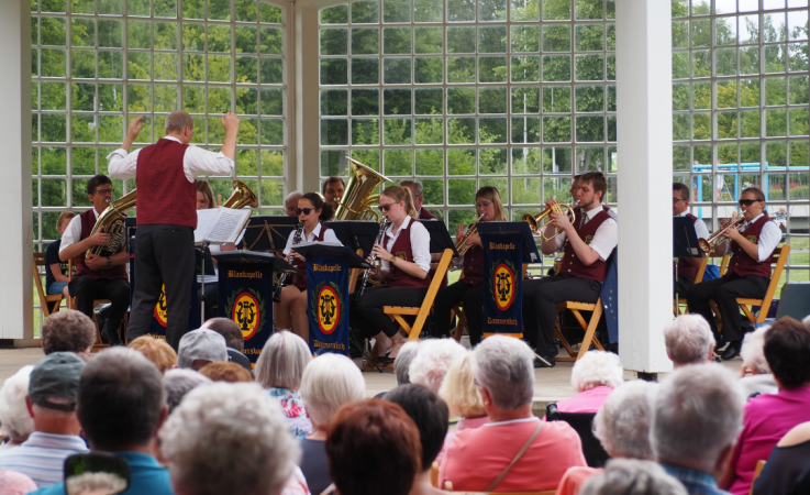 Dammersbacher Blaskapelle spielt Konzert im Park